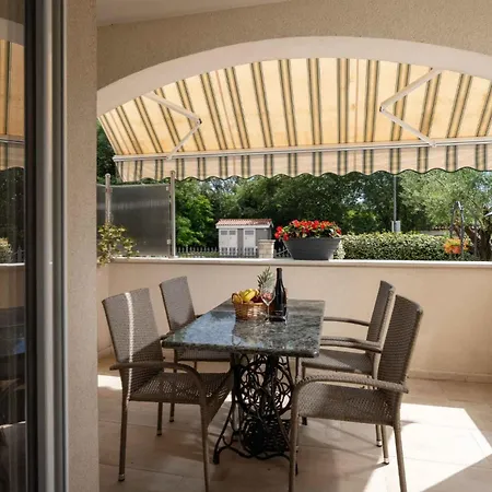 Apartment With A - C In Porec-istrien 58164