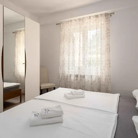 Apartment With A - C In Porec-istrien 58164
