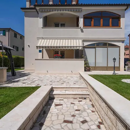 Apartment With A - C In Porec-istrien 58164 Porec